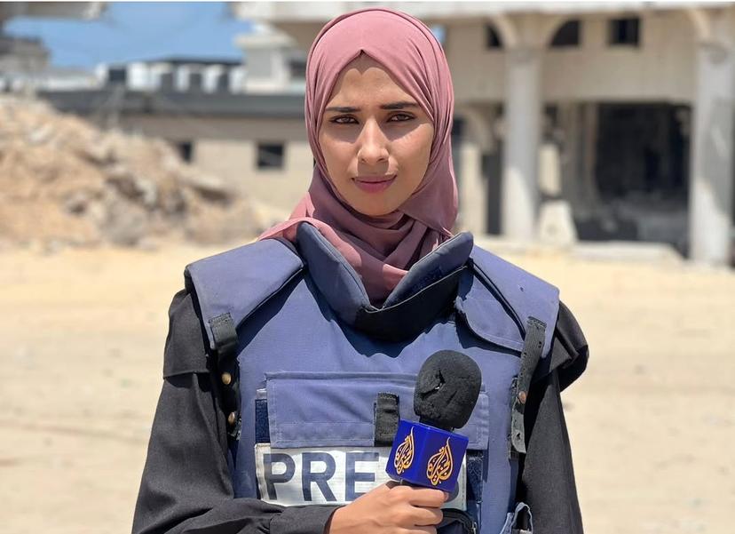 ಮೈಕ್ರೋಫೋನ್ ಕೈಯಲ್ಲಿ ಹಿಡಿದ ನೂರ್ ಅಬೂ ರುಕ್ಬಾ